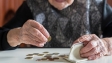 Ministerul Muncii: „Ajutoarele pentru pensionarii cu venituri sub 3.000 de lei, plătite în luna octombrie”
