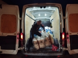 Dan Barna a transpirat ajutând refugiații din Ucraina. Lipitoarea şi-a făcut selfie când încărca ajutoare într-un camion.