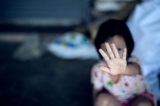 Fată de 12 ani, violată de asistentul maternal. Soția acestuia a încercat să se sinucidă