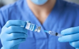 Începând din 16 Mai, românii se vor putea imuniza cu cea de-a patra doză Pfizer. Cui recomandă Ministerul Sănătății administrarea serului 