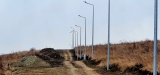 Monumentul Prostiei la Neamţ. Au asfaltat o stradă în câmp, acum au montat stâlpi cu led pe un deal fără asfalt, case, apă sau canalizare