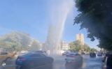 O coloană de câțiva metri de apă caldă tâșnește cu putere din asfalt pe un bulevard din Constanța 