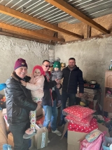 Primarul comunei Adunaţii Copăceni Dan Rusu şi Asociaţia Sothis din Bucureşti au dăruit cadouri unei familii cu trei copilaşi orfani. Edilul continuă să sprijine această familie şi cu facturile de utilităţi