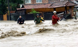 inundatiile-fac-ravagii-pompierii-sar-in-ajutorul-oamenilor-aflati-la-ananghie-in-cele-11-judete-ale-tarii-49855-1.jpg