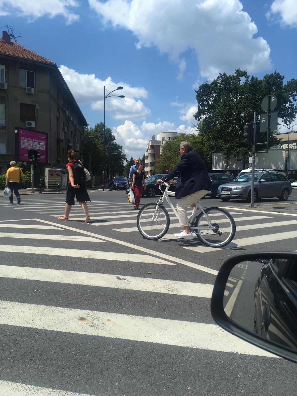Paparazzii ATAK l-au surprins pe Ilie Năstase, incalcand legea si pe bicicleta