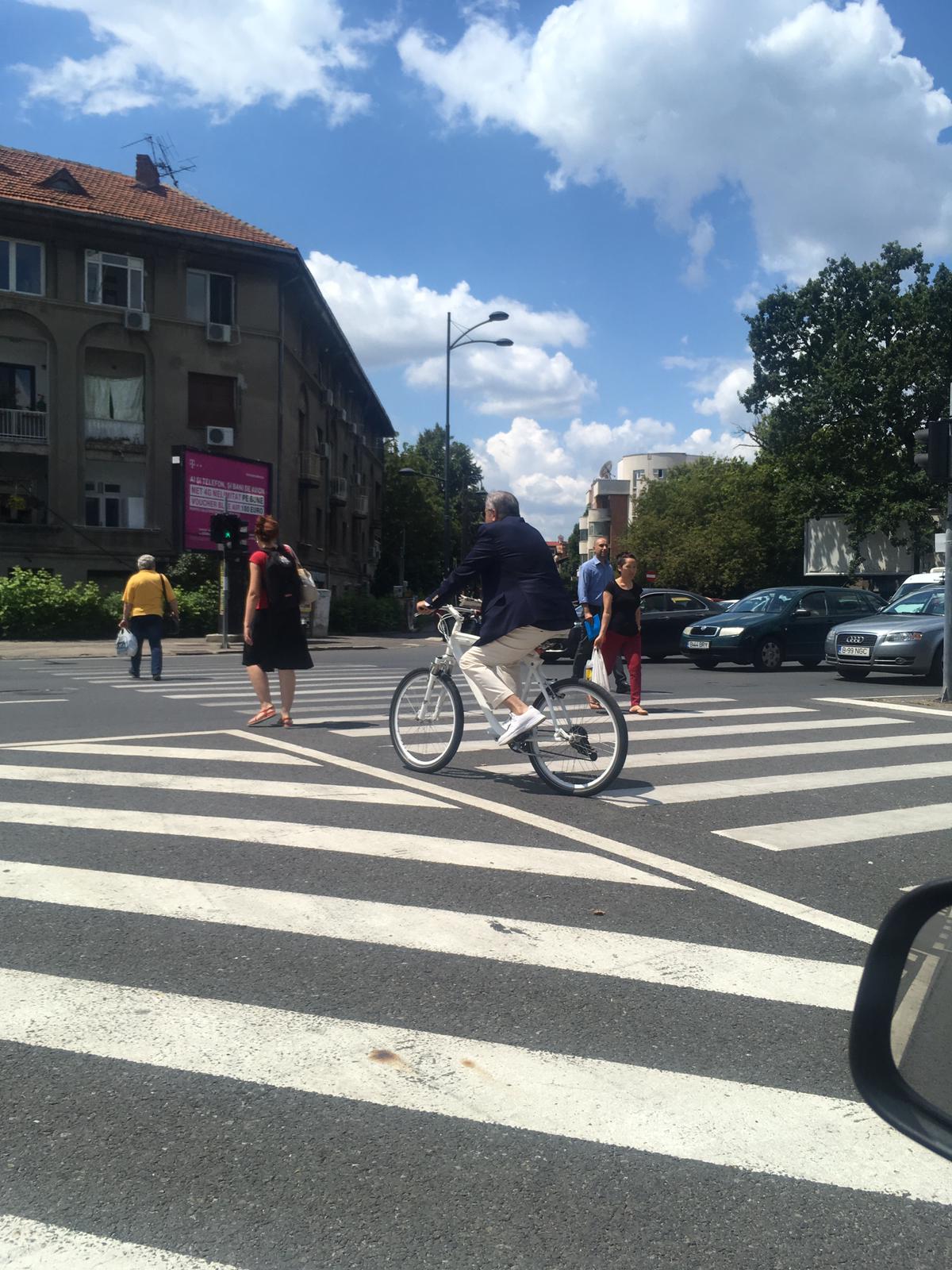 Paparazzii ATAK l-au surprins pe Ilie Năstase, incalcand legea si pe bicicleta
